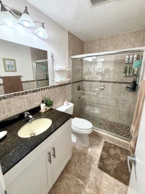 Activo con contrato: $469,999 (3 camas, 2 baños, 1225 Pies cuadrados)