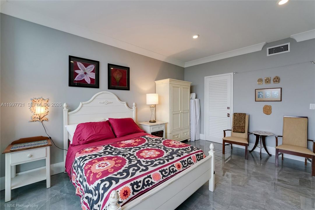 Recently Sold: $386,400 (1 beds, 1 baths, 890 Square Feet)