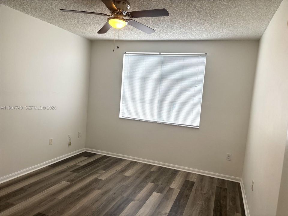 Activo con contrato: $235,000 (2 camas, 2 baños, 981 Pies cuadrados)