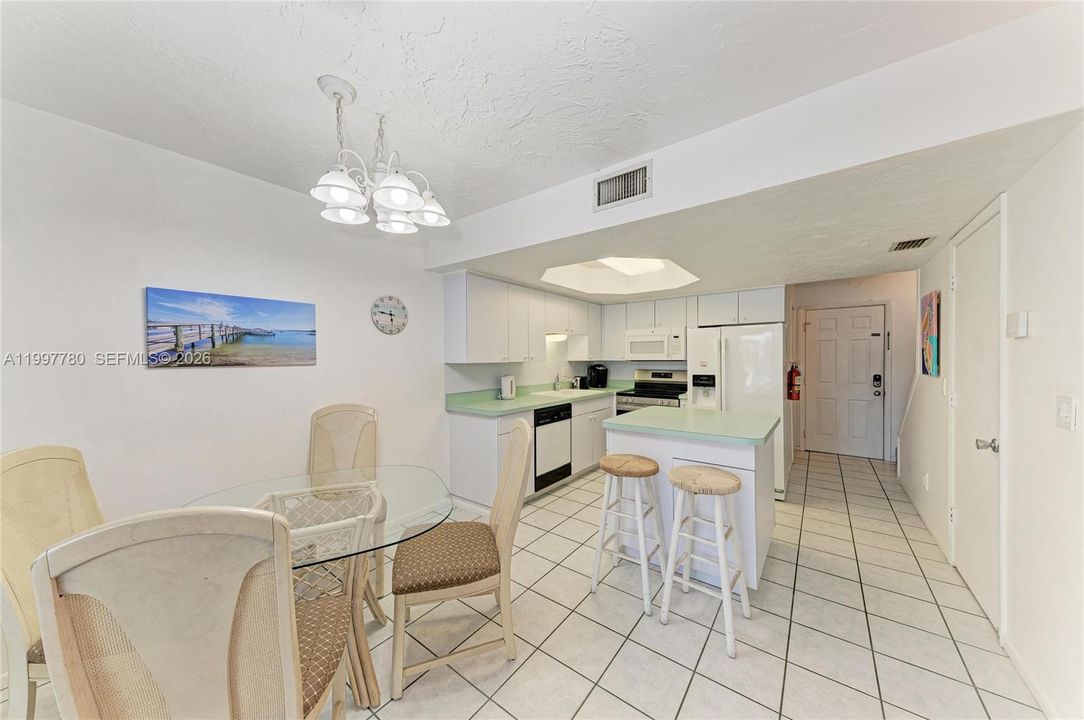 For Sale: $585,000 (2 beds, 1 baths, 900 Square Feet)