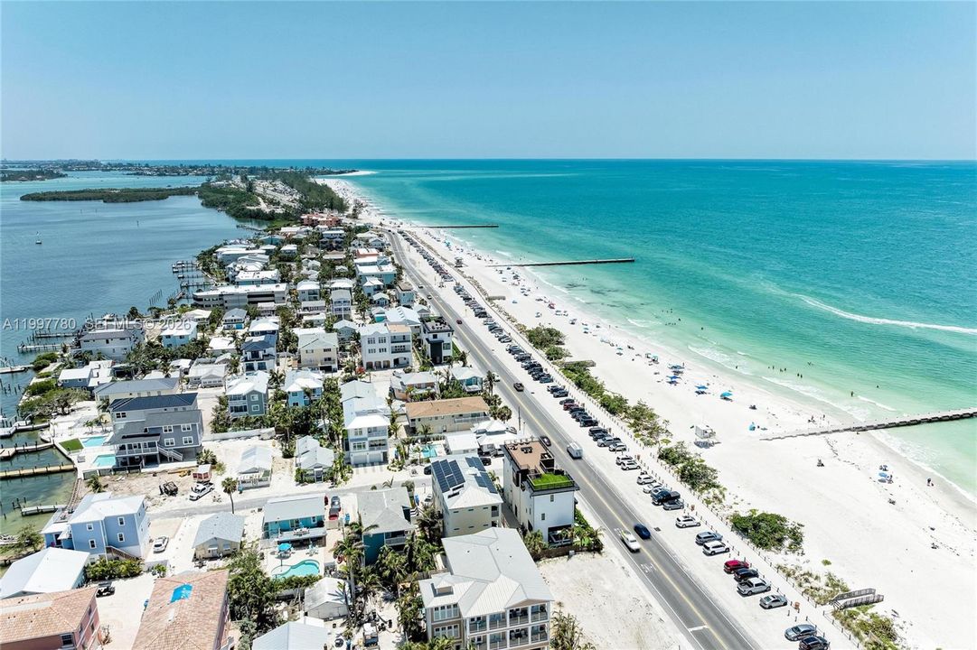 For Sale: $585,000 (2 beds, 1 baths, 900 Square Feet)
