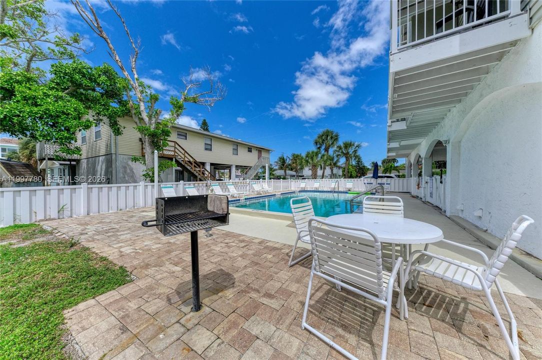 For Sale: $585,000 (2 beds, 1 baths, 900 Square Feet)