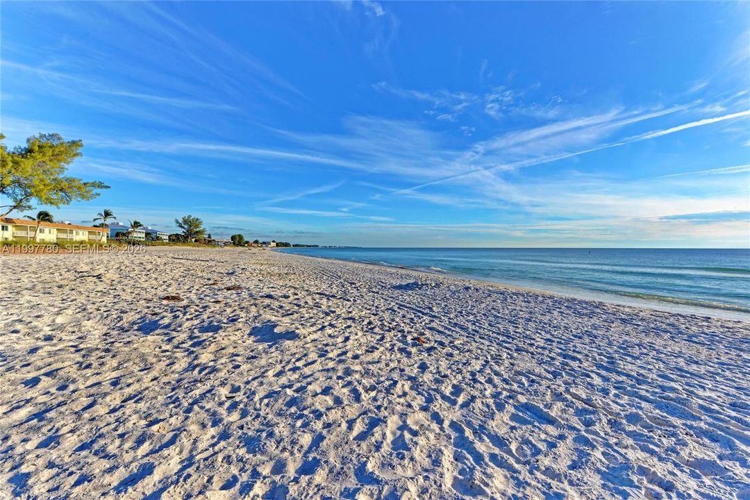 For Sale: $585,000 (2 beds, 1 baths, 900 Square Feet)