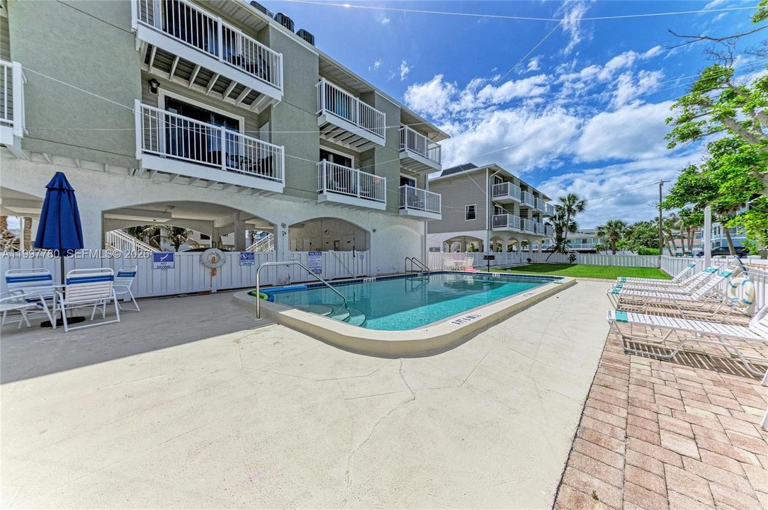 For Sale: $585,000 (2 beds, 1 baths, 900 Square Feet)