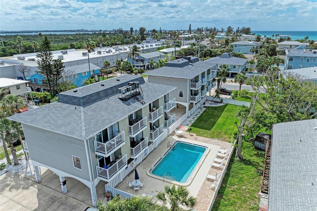 For Sale: $585,000 (2 beds, 1 baths, 900 Square Feet)