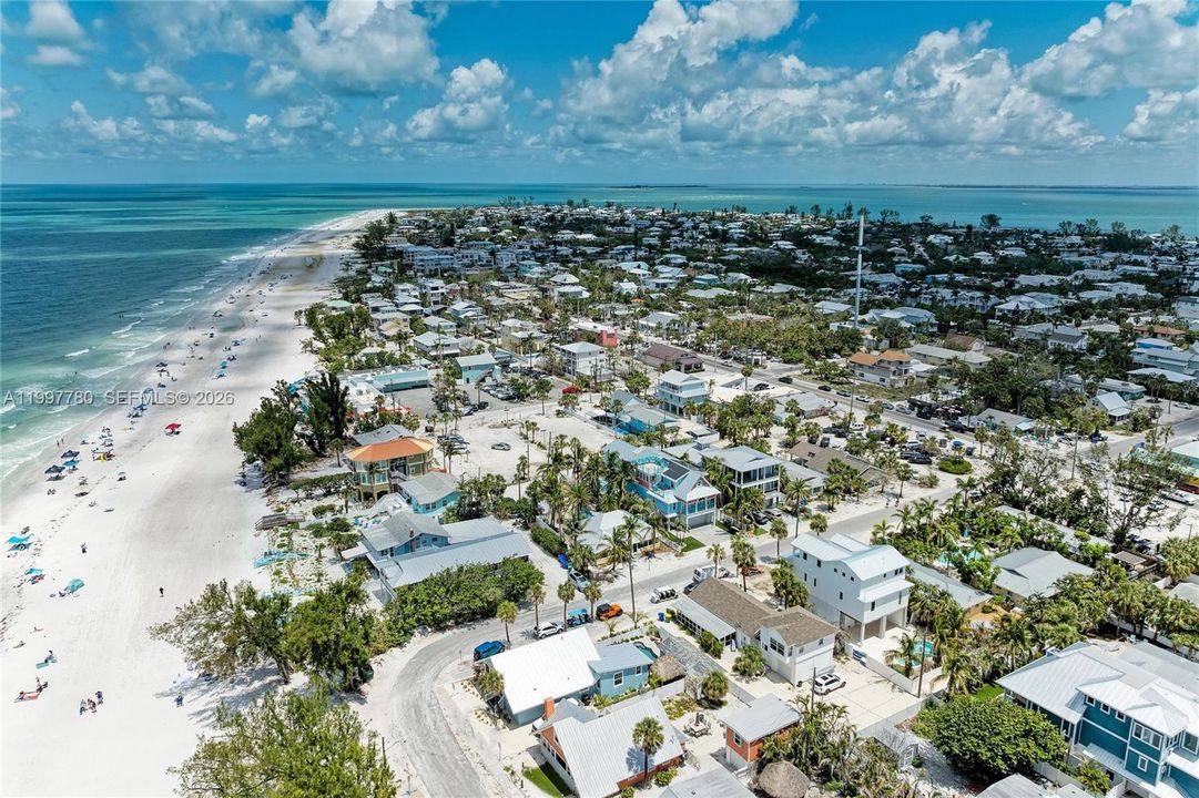 For Sale: $585,000 (2 beds, 1 baths, 900 Square Feet)