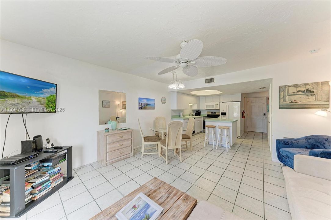 For Sale: $585,000 (2 beds, 1 baths, 900 Square Feet)
