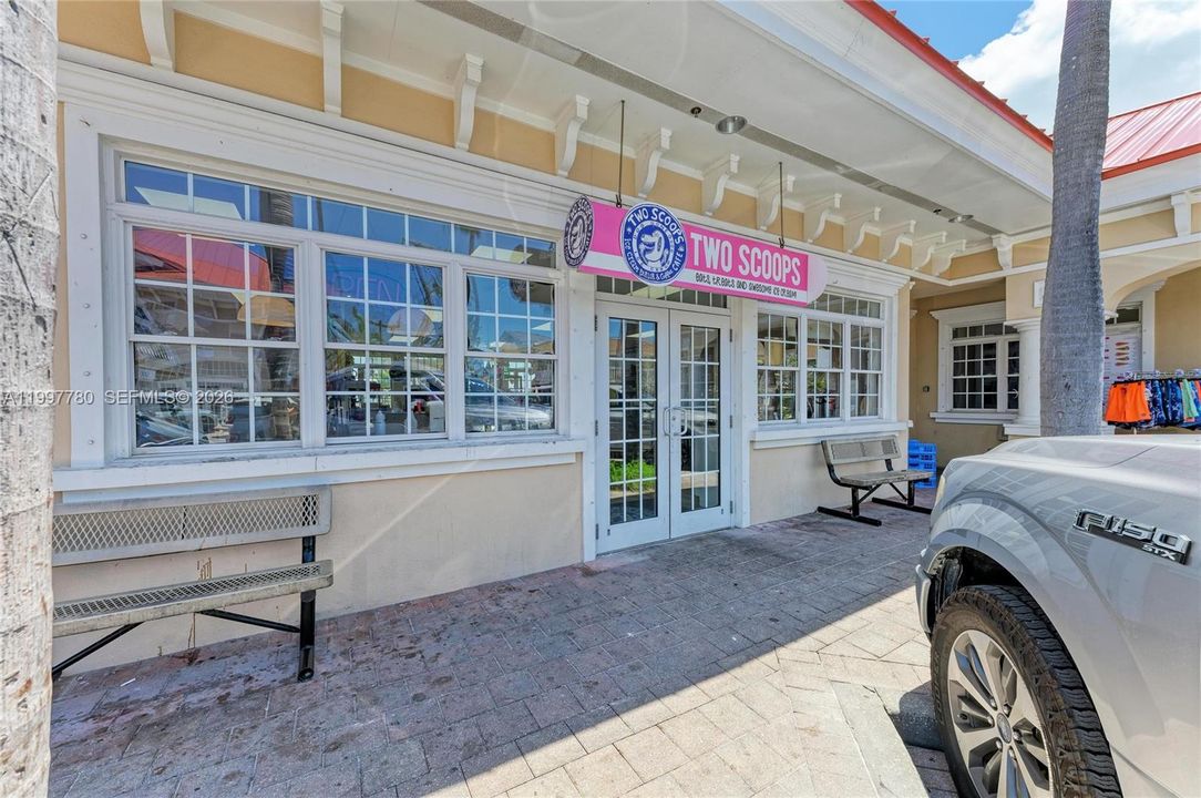 For Sale: $585,000 (2 beds, 1 baths, 900 Square Feet)