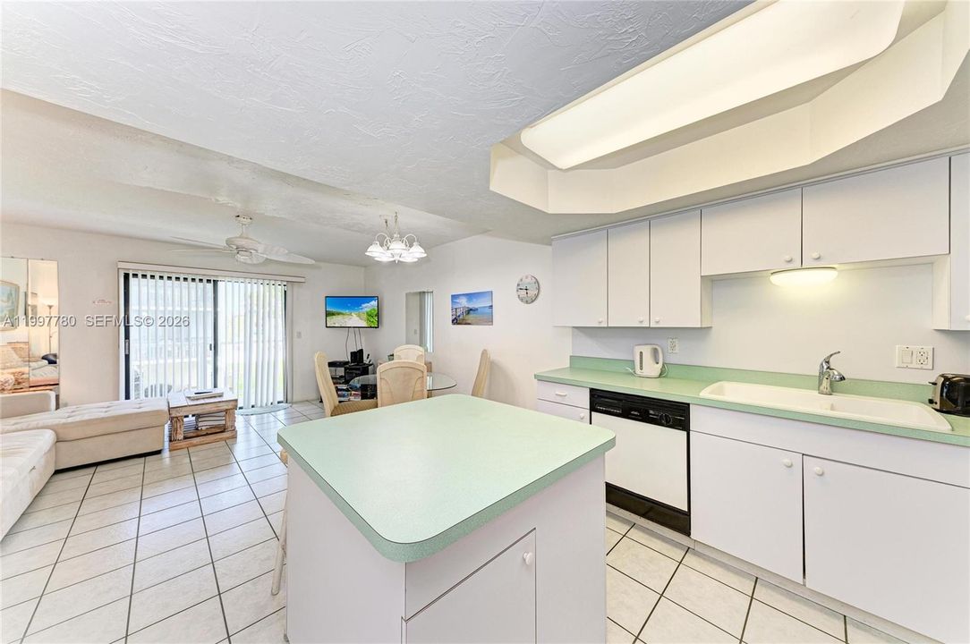 For Sale: $585,000 (2 beds, 1 baths, 900 Square Feet)