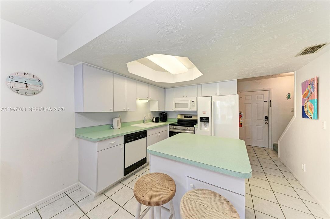 For Sale: $585,000 (2 beds, 1 baths, 900 Square Feet)