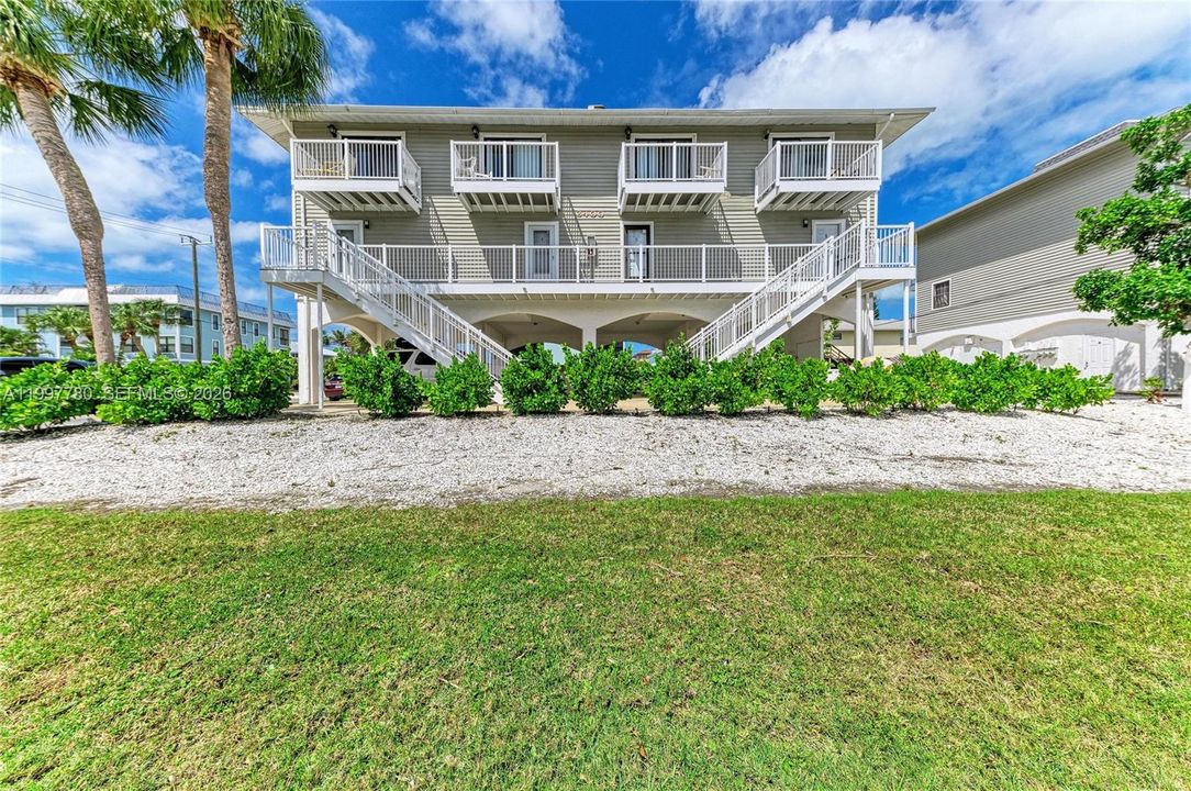 For Sale: $585,000 (2 beds, 1 baths, 900 Square Feet)