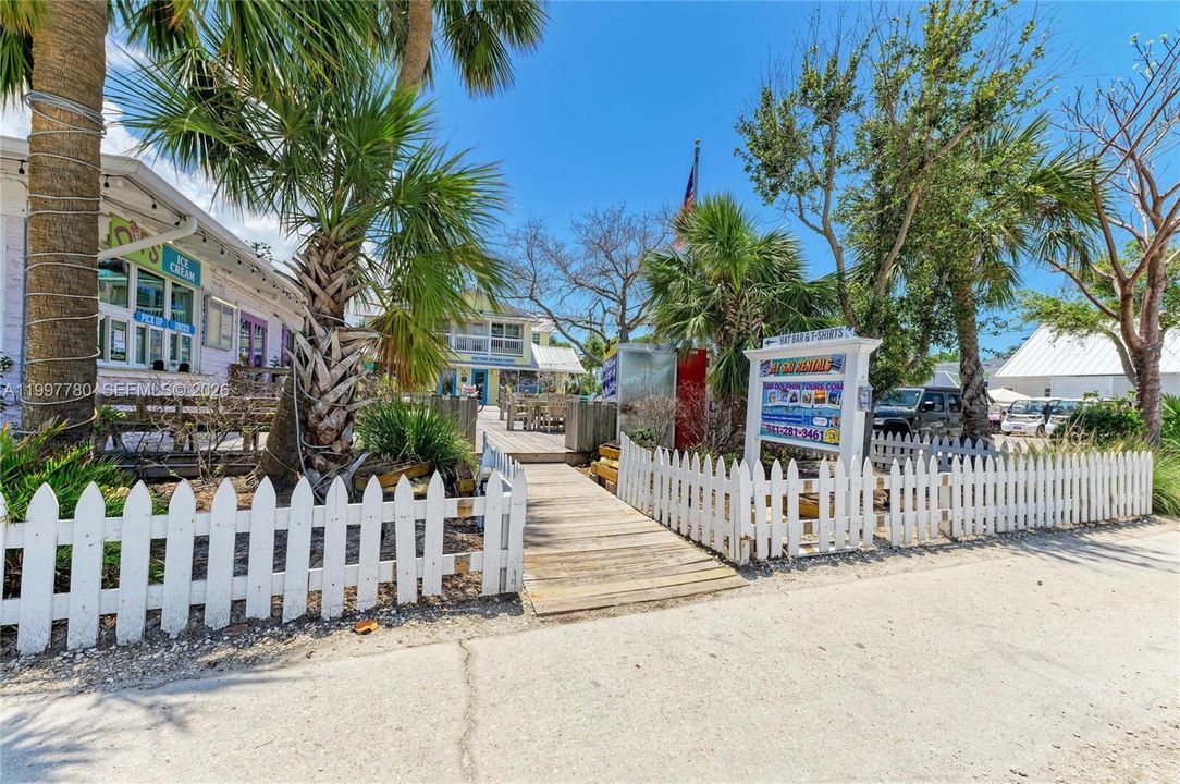 For Sale: $585,000 (2 beds, 1 baths, 900 Square Feet)
