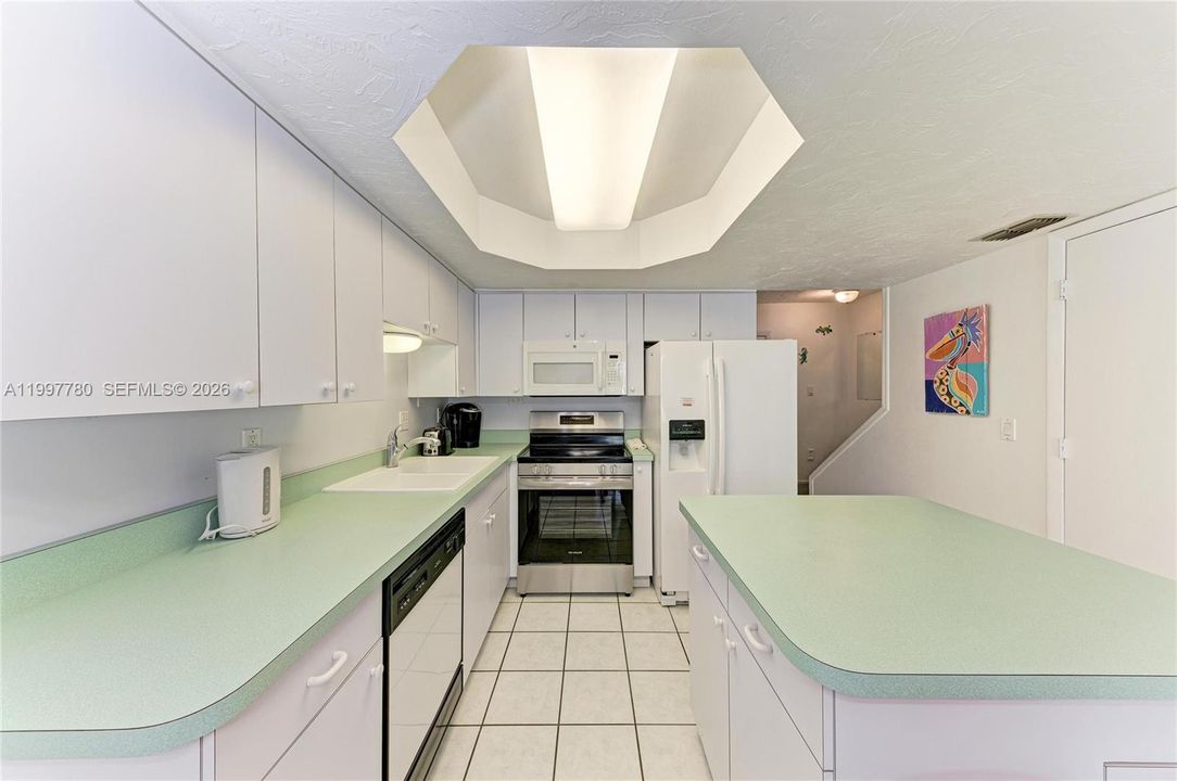 For Sale: $585,000 (2 beds, 1 baths, 900 Square Feet)