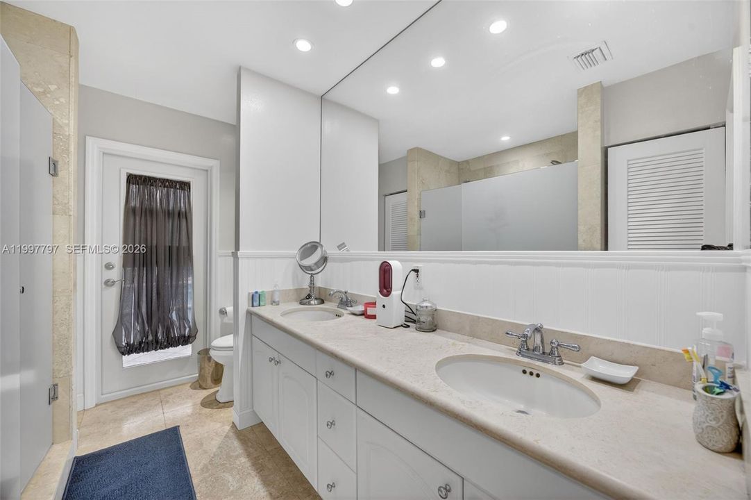 En Venta: $769,000 (4 camas, 2 baños, 2084 Pies cuadrados)