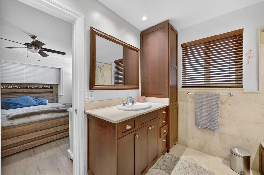 En Venta: $769,000 (4 camas, 2 baños, 2084 Pies cuadrados)