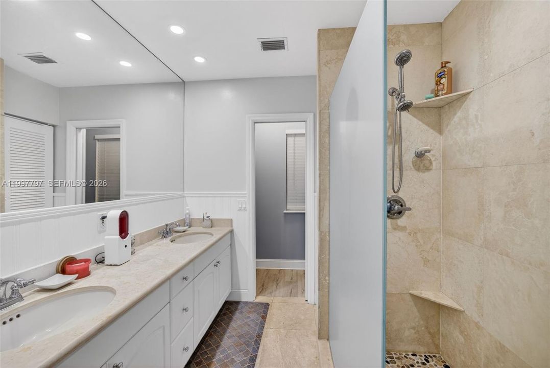 En Venta: $769,000 (4 camas, 2 baños, 2084 Pies cuadrados)