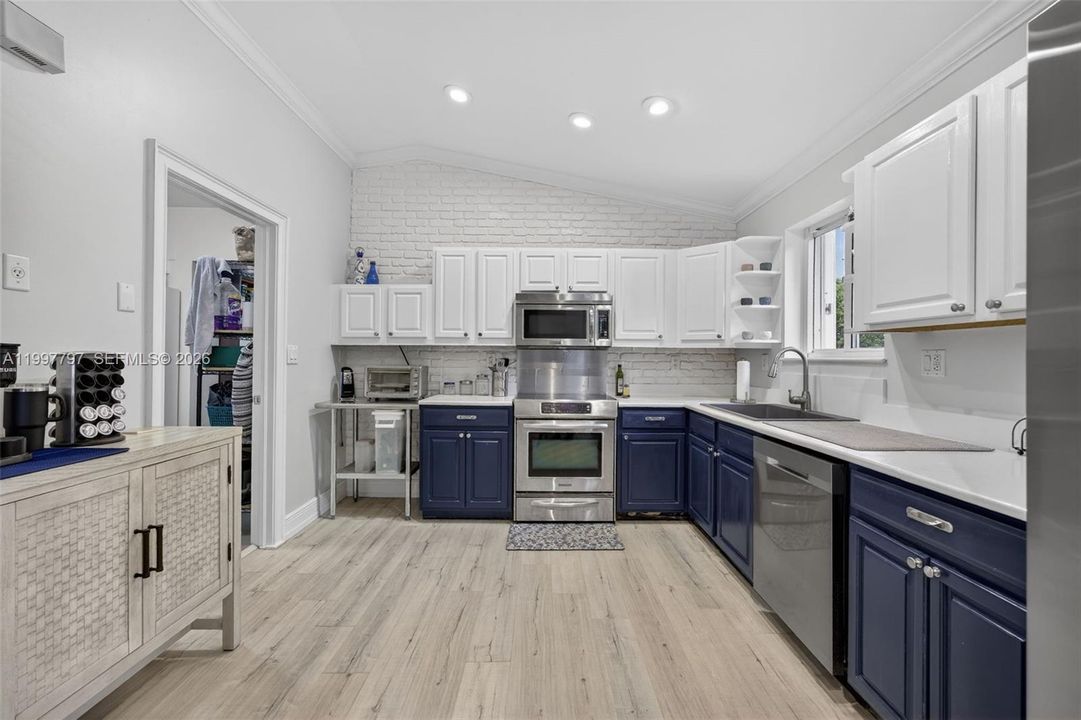 En Venta: $769,000 (4 camas, 2 baños, 2084 Pies cuadrados)