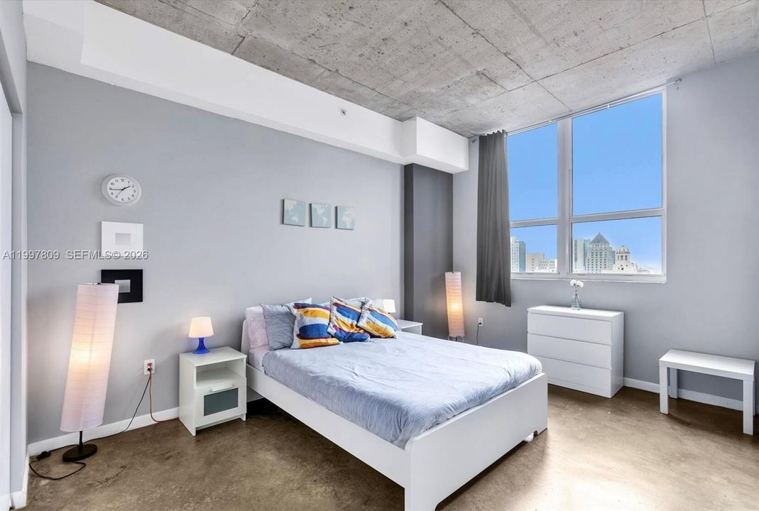 For Sale: $299,000 (1 beds, 1 baths, 651 Square Feet)