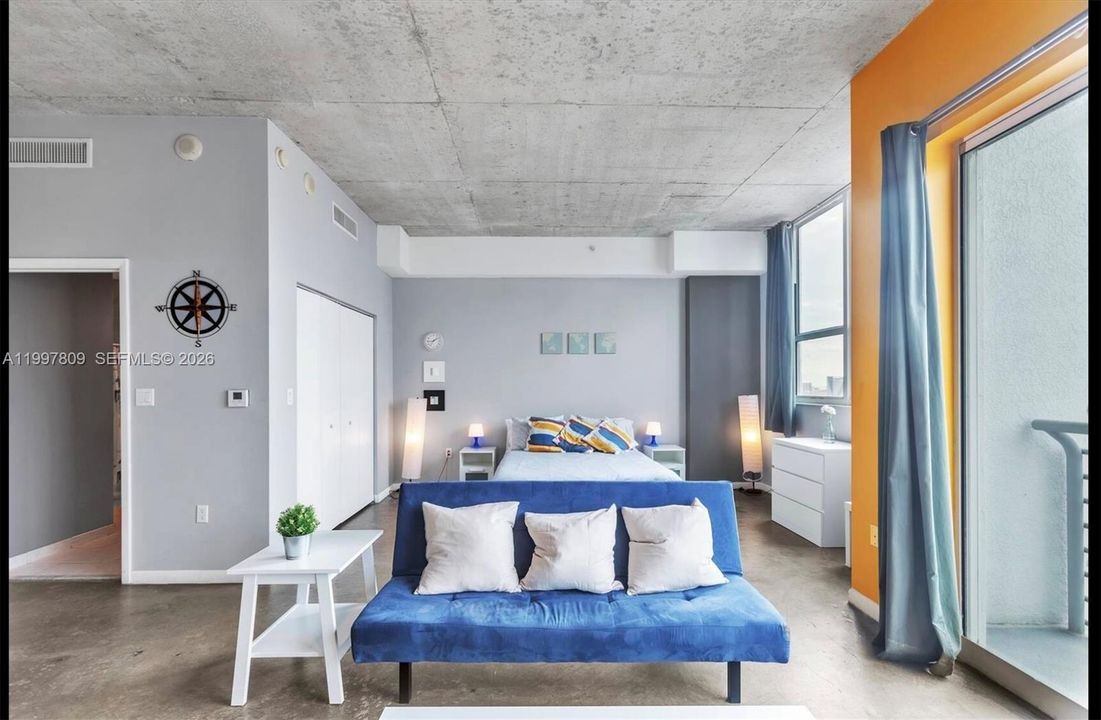 For Sale: $299,000 (1 beds, 1 baths, 651 Square Feet)