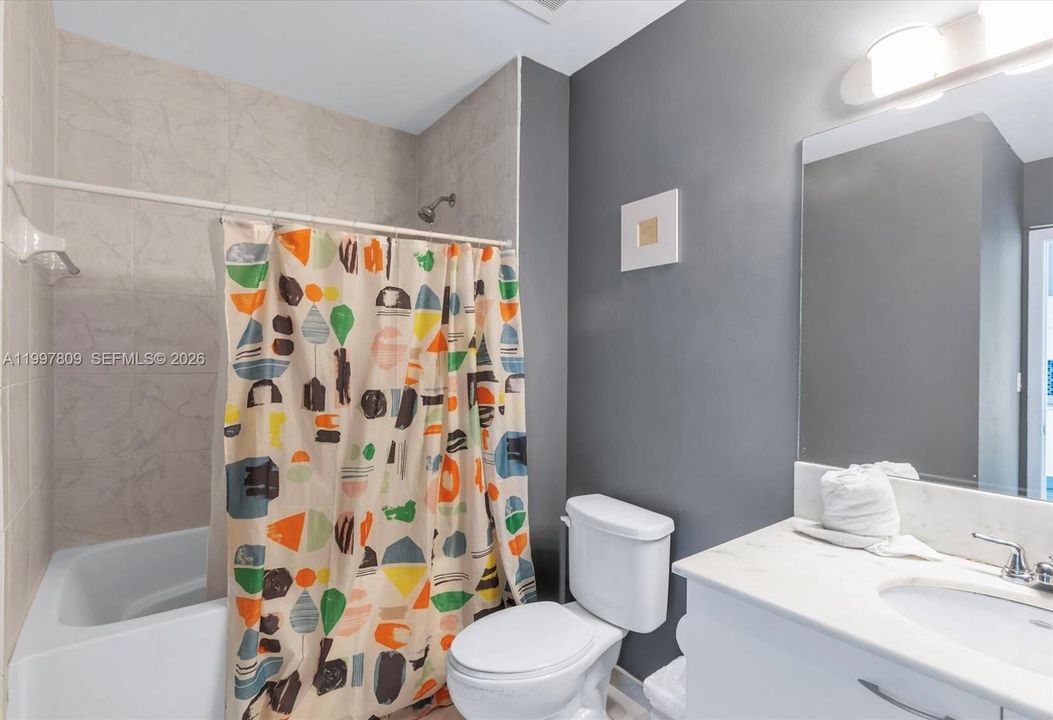 For Sale: $299,000 (1 beds, 1 baths, 651 Square Feet)