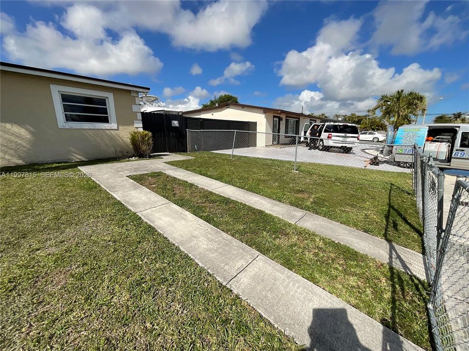 For Rent: $1,300 (1 beds, 1 baths, 2264 Square Feet)