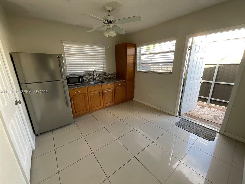 For Rent: $1,300 (1 beds, 1 baths, 2264 Square Feet)