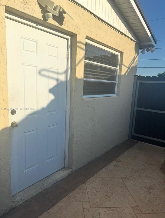 For Rent: $1,300 (1 beds, 1 baths, 2264 Square Feet)