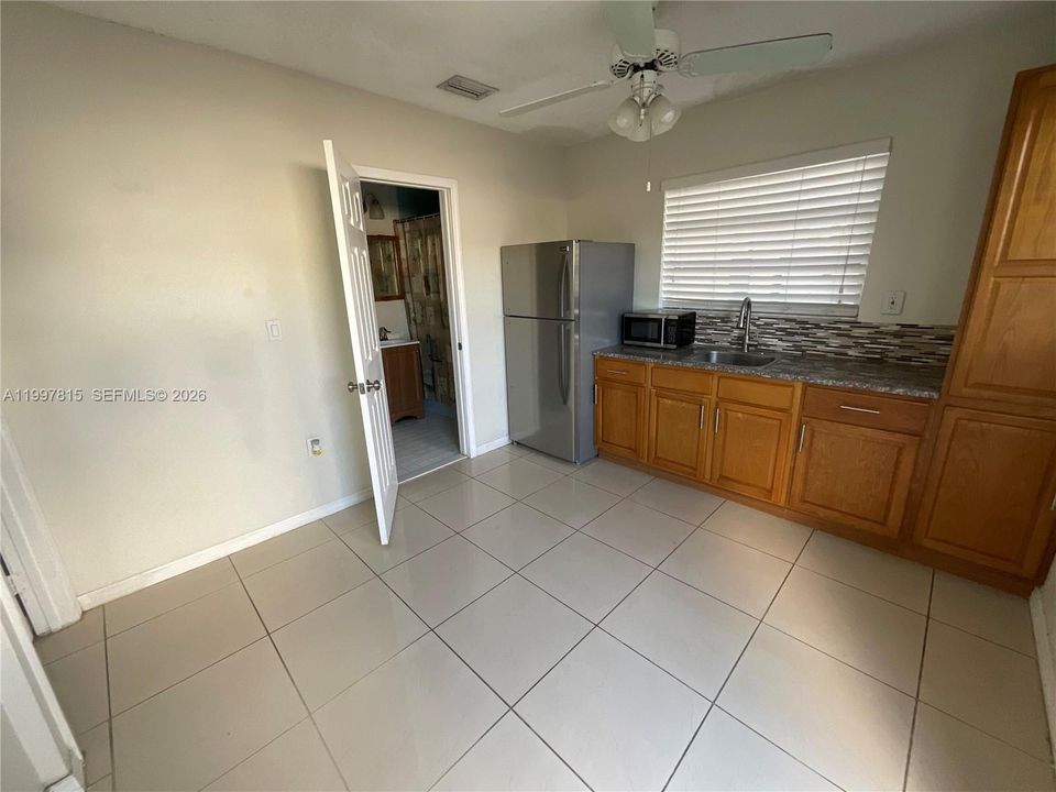 For Rent: $1,300 (1 beds, 1 baths, 2264 Square Feet)