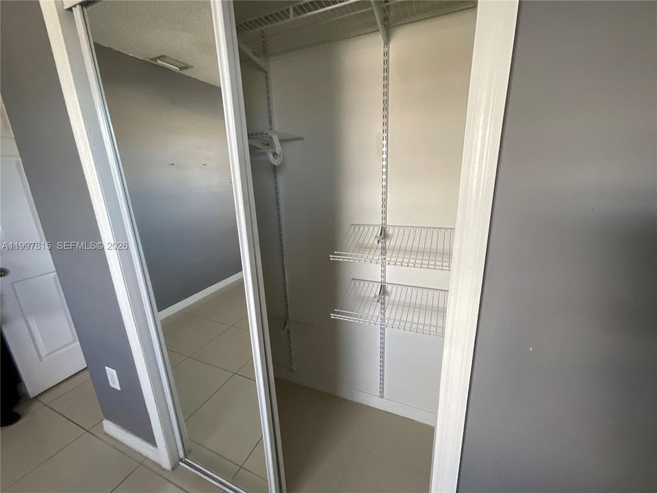 For Rent: $1,300 (1 beds, 1 baths, 2264 Square Feet)