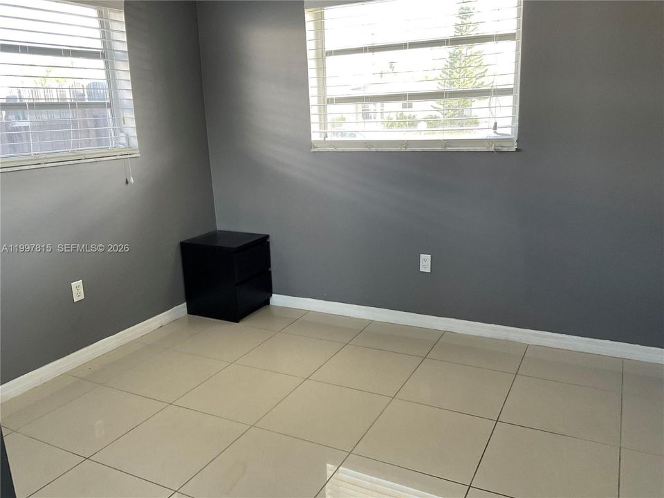 For Rent: $1,300 (1 beds, 1 baths, 2264 Square Feet)