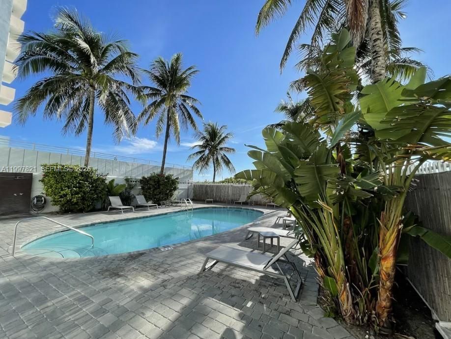 For Sale: $399,900 (1 beds, 1 baths, 410 Square Feet)