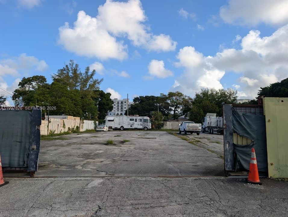 На продажу: $2,000,000 (0.16 acres)