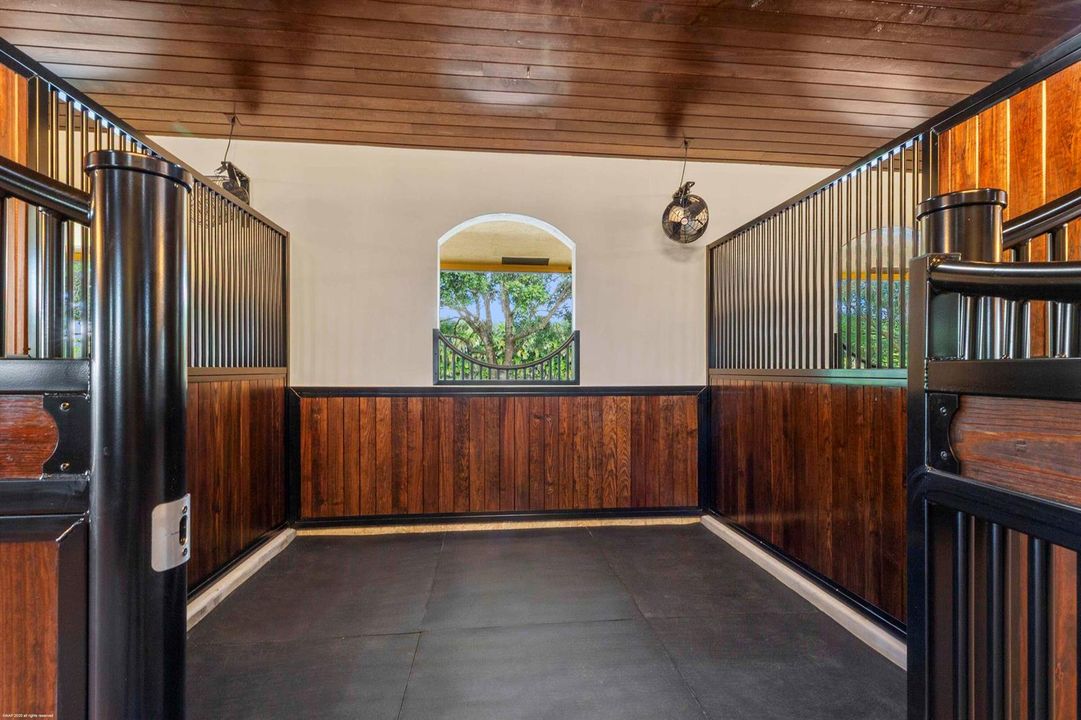 4985 Stables Way 016