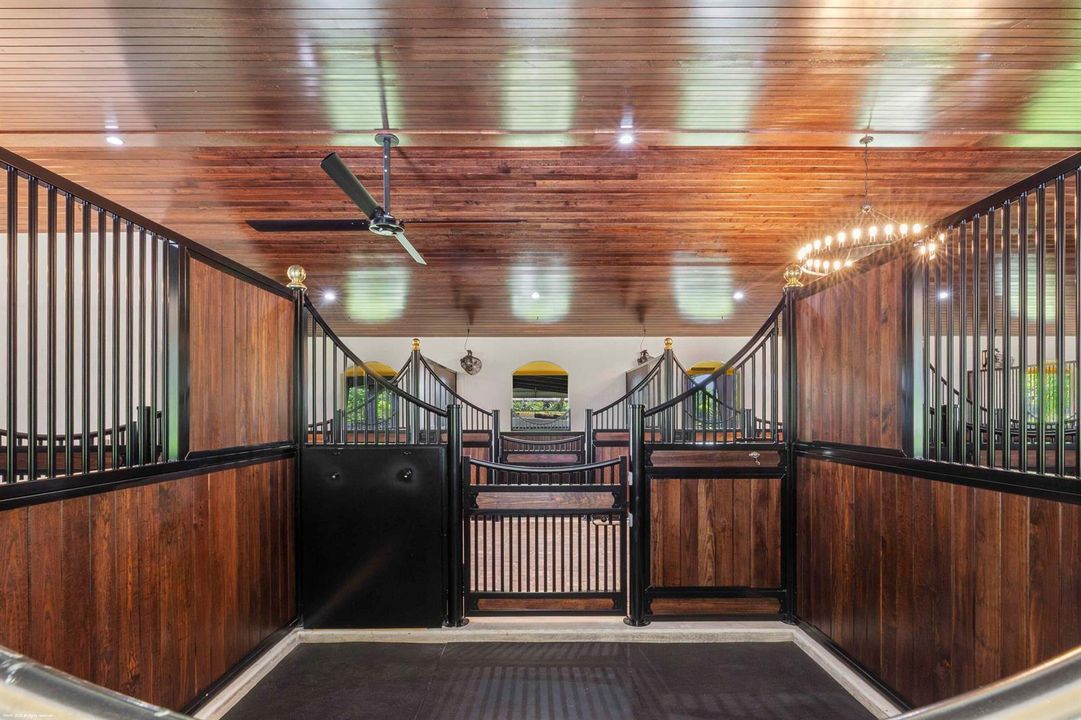 4985 Stables Way 014