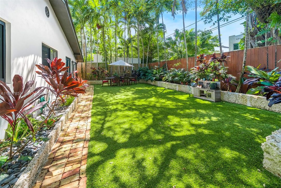 Active With Contract: $2,250,000 (3 beds, 2 baths, 2429 Square Feet)