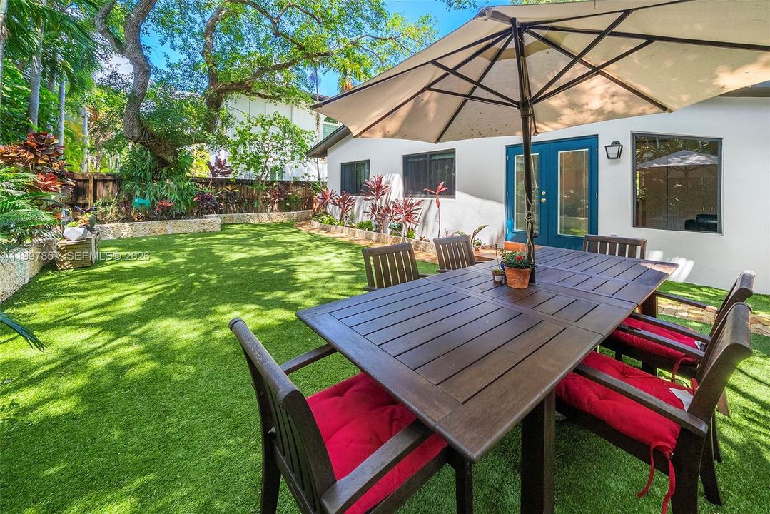 Active With Contract: $2,250,000 (3 beds, 2 baths, 2429 Square Feet)