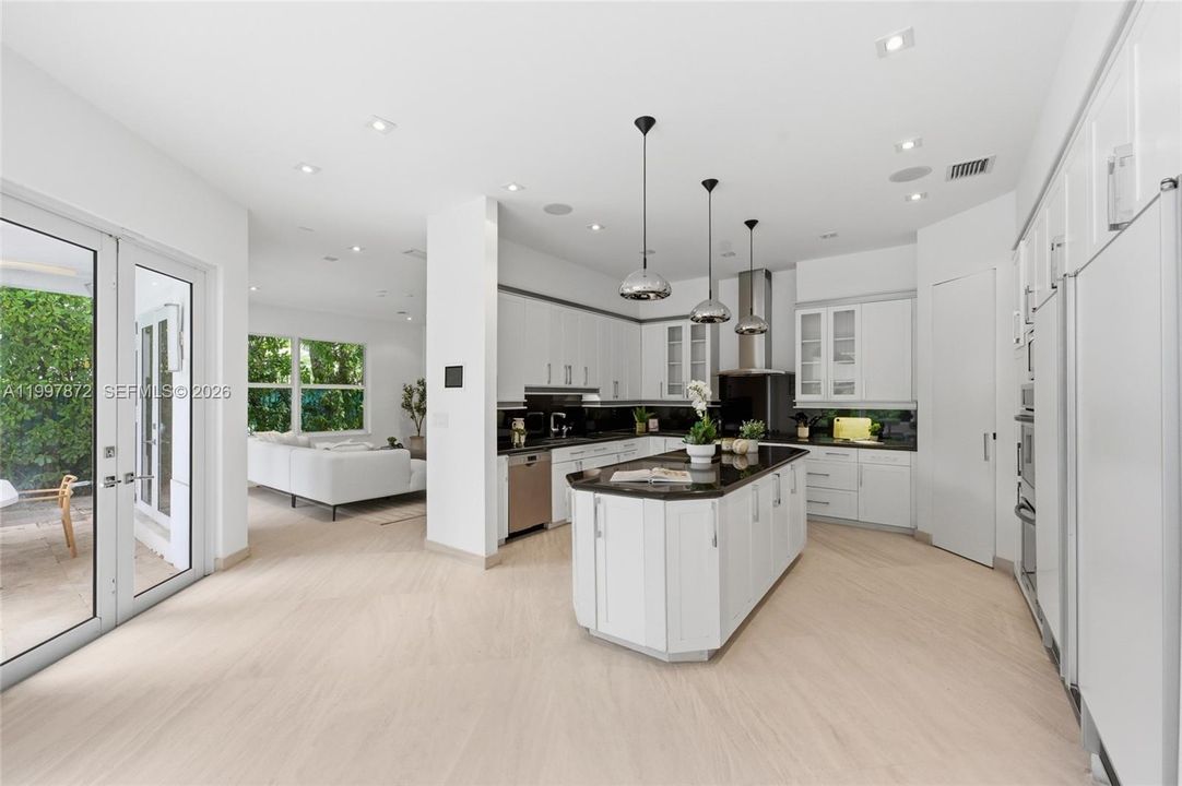 Active With Contract: $3,995,000 (5 beds, 6 baths, 5218 Square Feet)