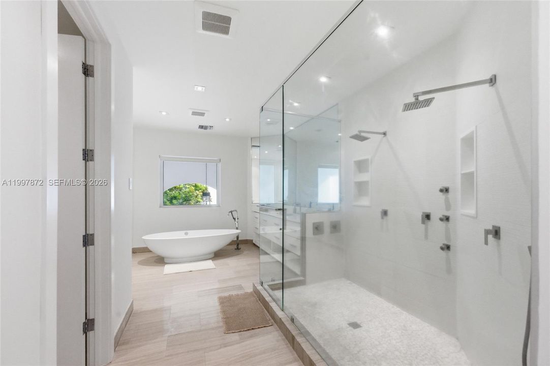 Active With Contract: $3,995,000 (5 beds, 6 baths, 5218 Square Feet)