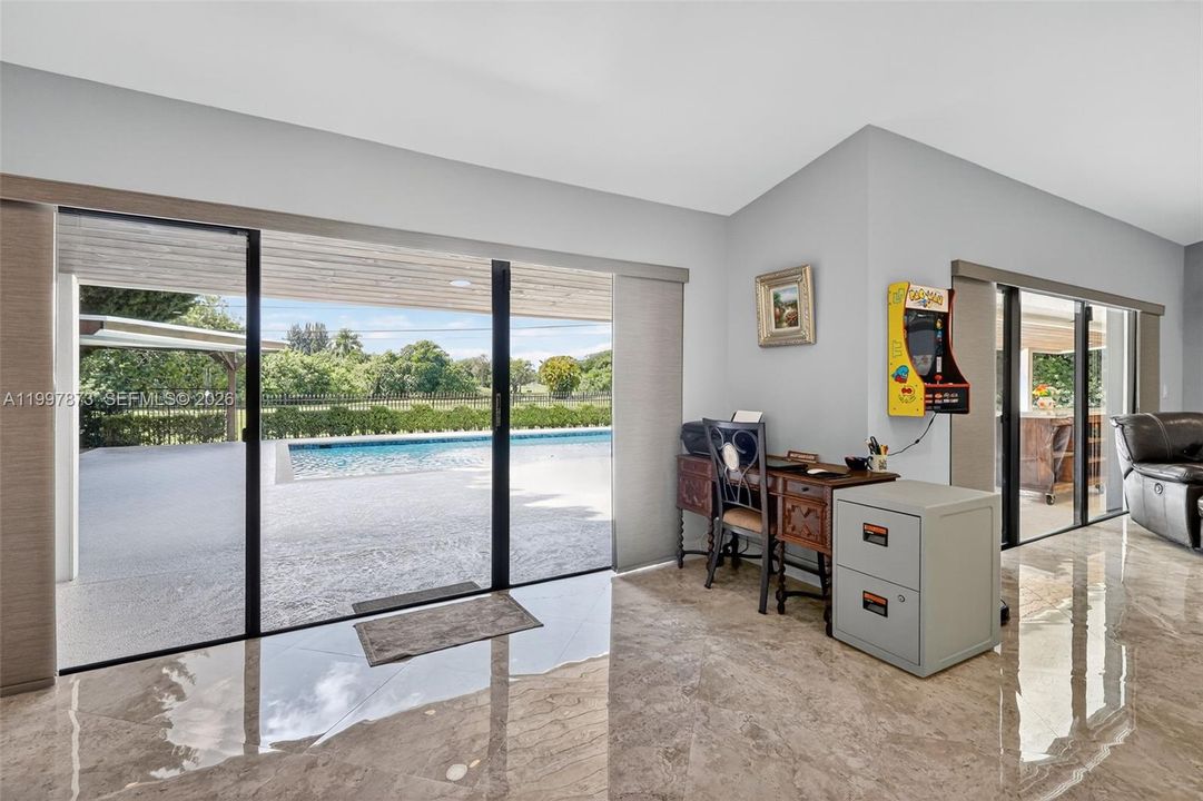 Activo con contrato: $925,000 (3 camas, 2 baños, 2469 Pies cuadrados)