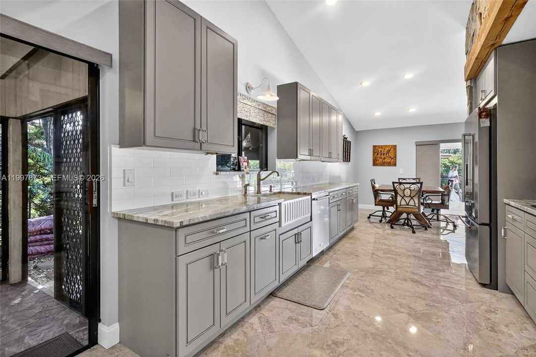Activo con contrato: $925,000 (3 camas, 2 baños, 2469 Pies cuadrados)