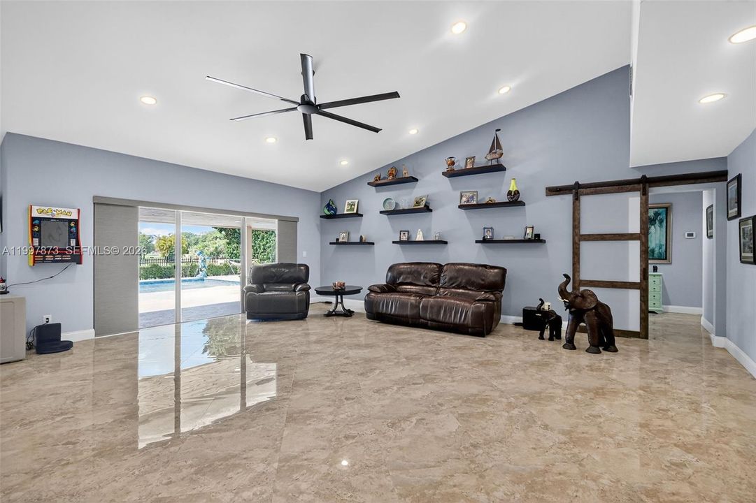 Activo con contrato: $925,000 (3 camas, 2 baños, 2469 Pies cuadrados)