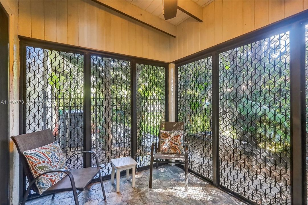 Activo con contrato: $925,000 (3 camas, 2 baños, 2469 Pies cuadrados)