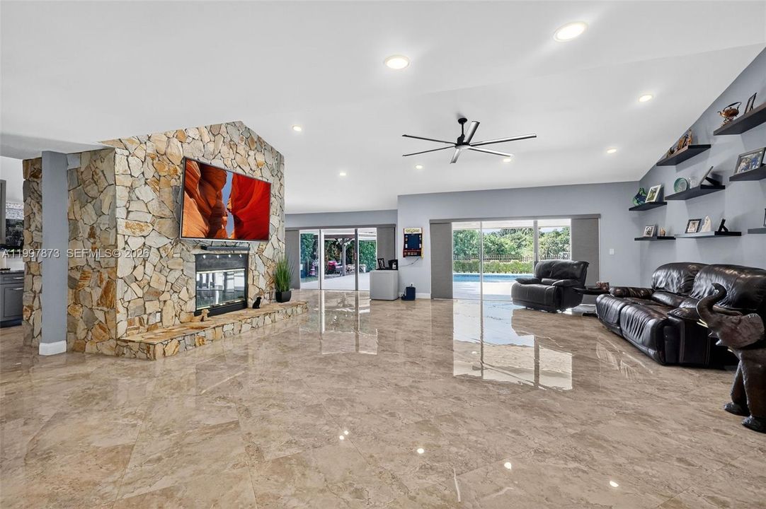 Activo con contrato: $925,000 (3 camas, 2 baños, 2469 Pies cuadrados)