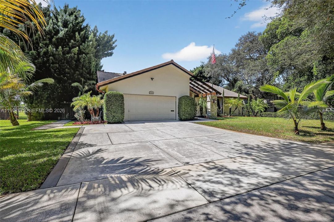 Activo con contrato: $925,000 (3 camas, 2 baños, 2469 Pies cuadrados)
