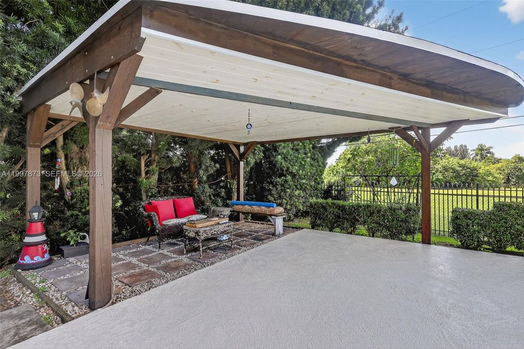 Activo con contrato: $925,000 (3 camas, 2 baños, 2469 Pies cuadrados)