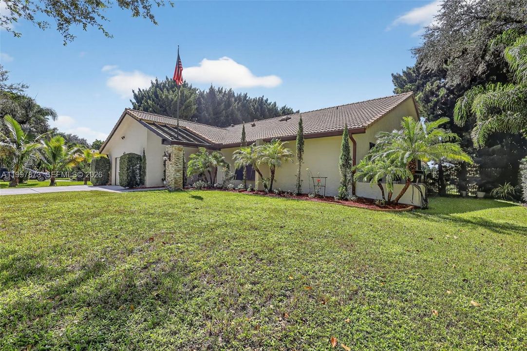 Activo con contrato: $925,000 (3 camas, 2 baños, 2469 Pies cuadrados)