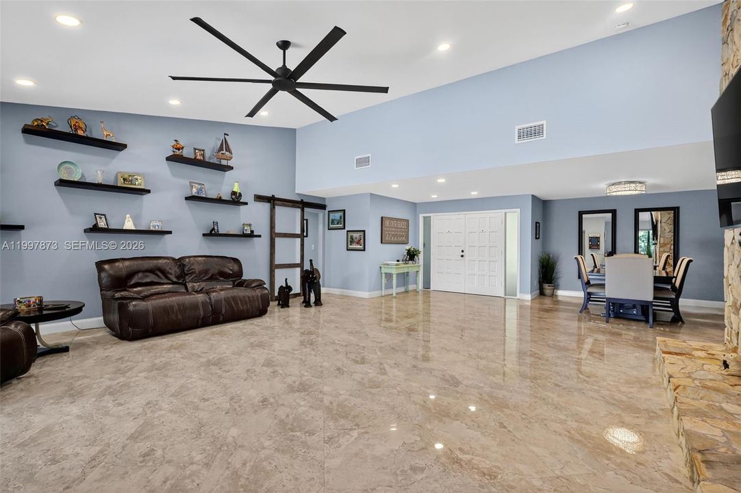 Activo con contrato: $925,000 (3 camas, 2 baños, 2469 Pies cuadrados)
