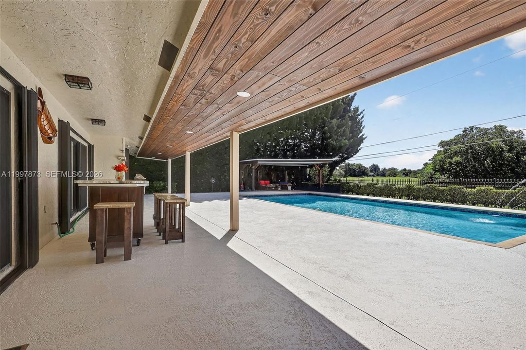 Activo con contrato: $925,000 (3 camas, 2 baños, 2469 Pies cuadrados)
