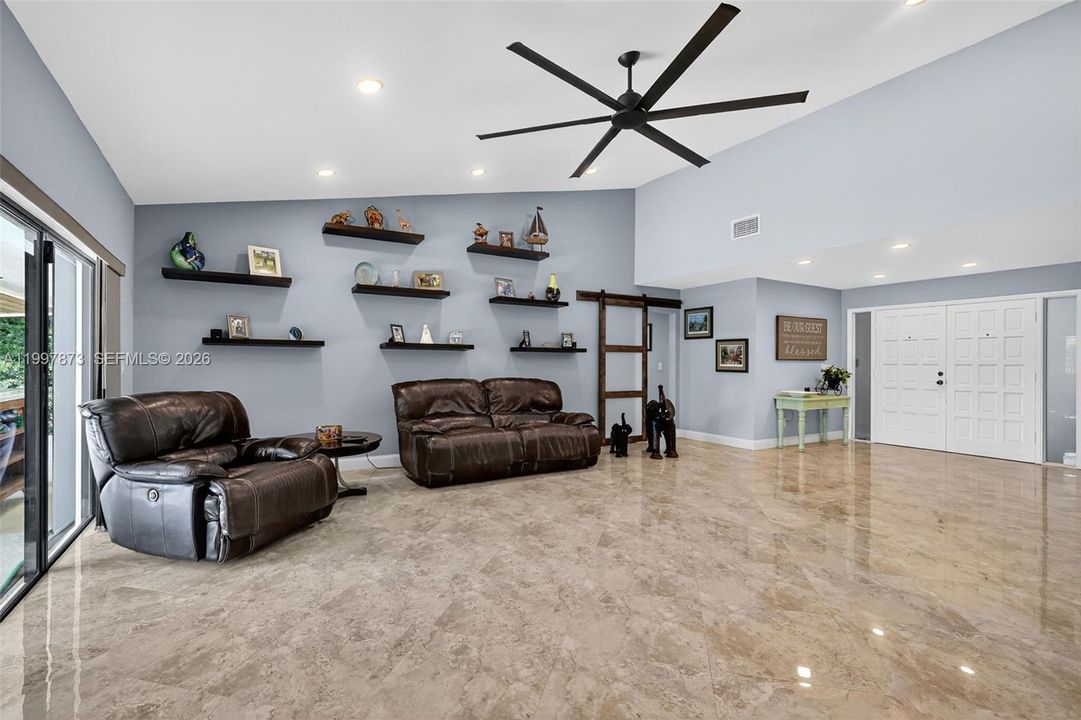 Activo con contrato: $925,000 (3 camas, 2 baños, 2469 Pies cuadrados)