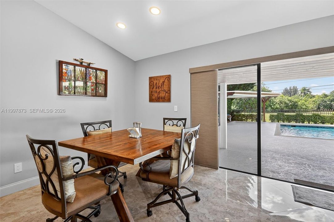 Activo con contrato: $925,000 (3 camas, 2 baños, 2469 Pies cuadrados)